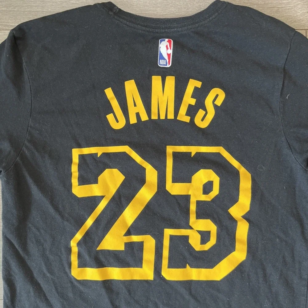 The Nike Tee Mens M LA Lakers LeBron James 23 Jersey T Shirt Black Yellow